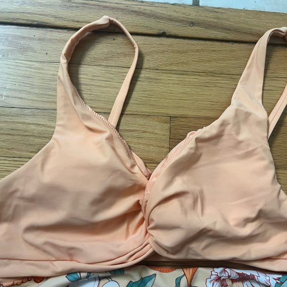 Cupshe bikini with reversible bottoms - Picture 2 of 6